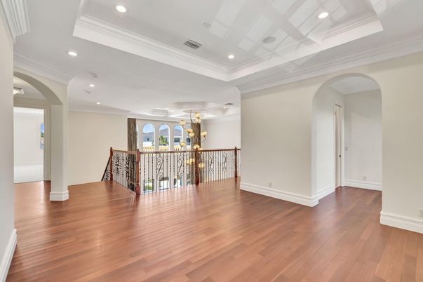 Interior, Recessed Lighting, Wood Texture Flooring
