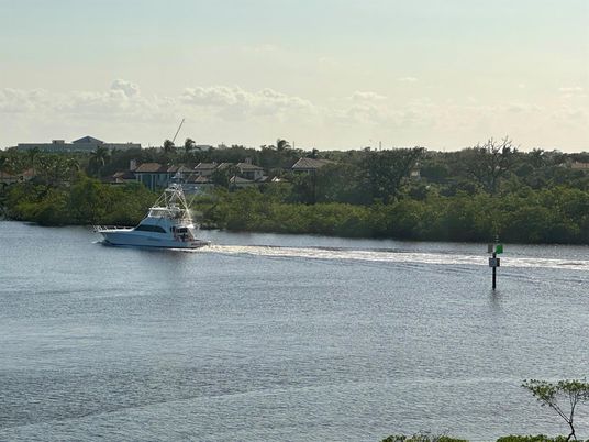 Exterior, Lake