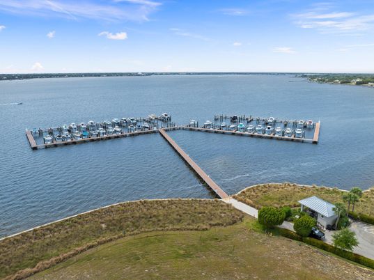 Exterior, Lake