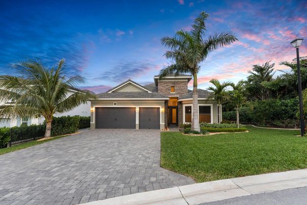 Attached, Exterior, Facade, Ranch