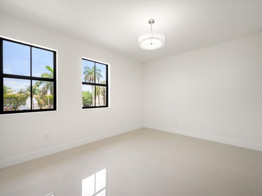 Empty room, Interior