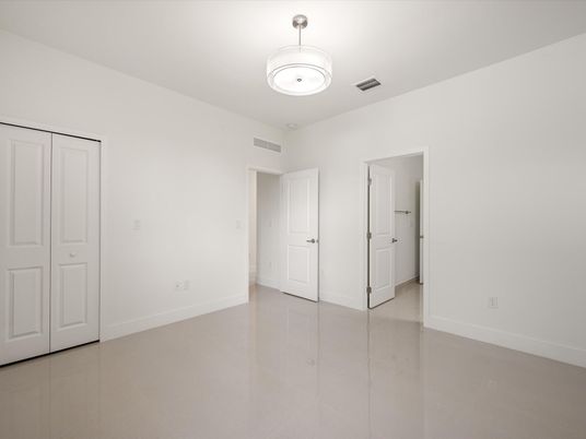 Empty room, Interior