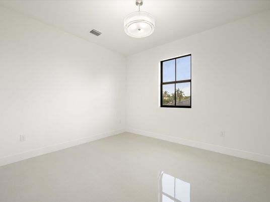 Empty room, Interior