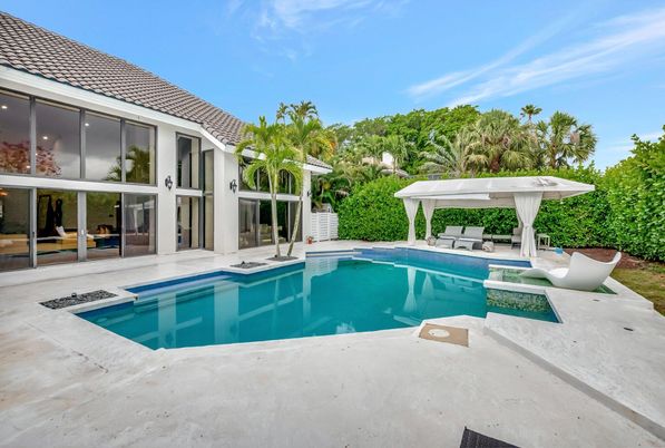 Exterior, Pool