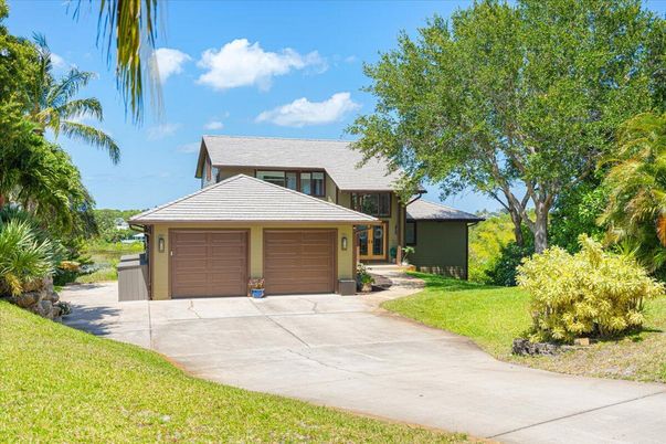 Attached, Exterior, Facade, Ranch
