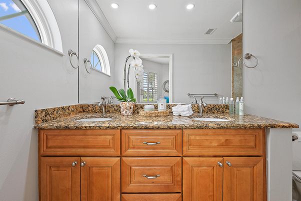 Bathroom, Dual Sink Vanities, Interior, Recessed Lighting