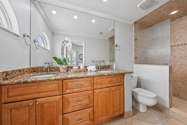 Bathroom, Dual Sink Vanities, Interior, Recessed Lighting