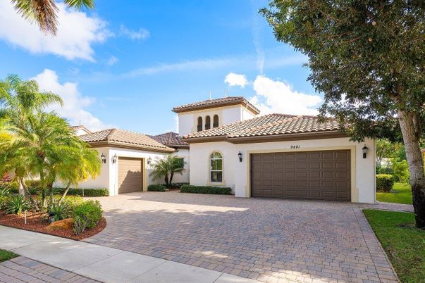 Attached, Exterior, Facade, Mediterranean