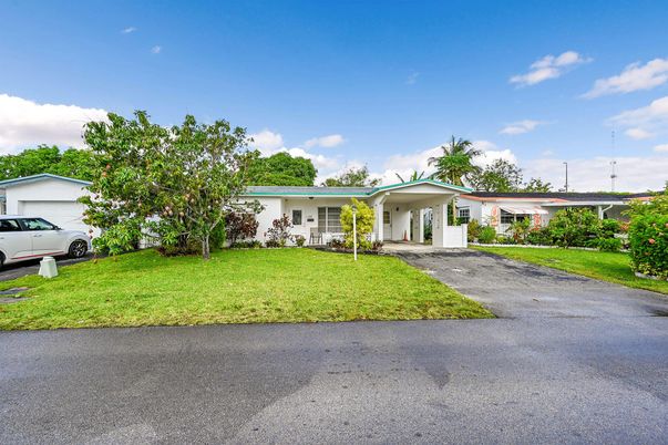 Backyard, Exterior, Facade, Ranch