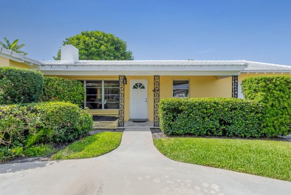 Exterior, Facade, Ranch