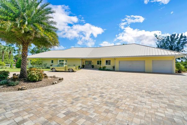 Attached, Exterior, Facade, Ranch