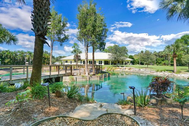 Exterior, Lake