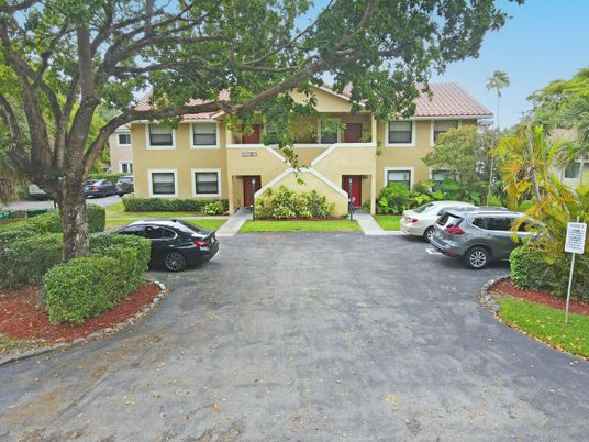 Exterior, Facade, Mediterranean
