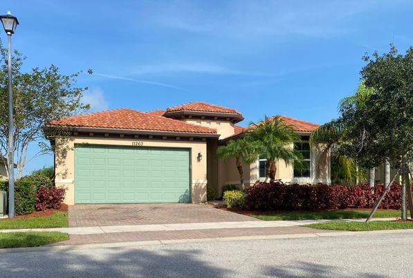 Attached, Exterior, Facade, Mediterranean