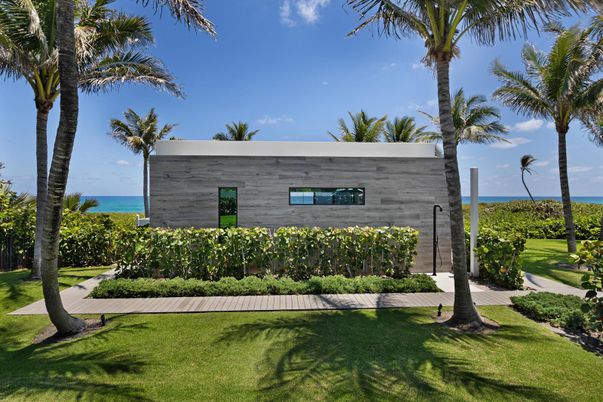 Backyard, Exterior, Facade, Water, Modern