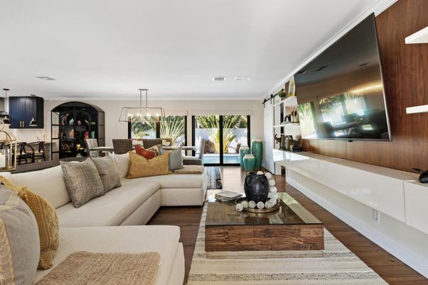 Chandelier, Dining room, Interior, Living room, Pendant Lights, Wood Texture Flooring