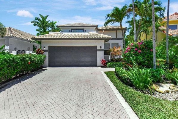 Attached, Exterior, Facade, Mediterranean