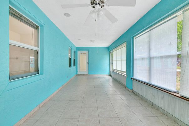 Empty room, Interior