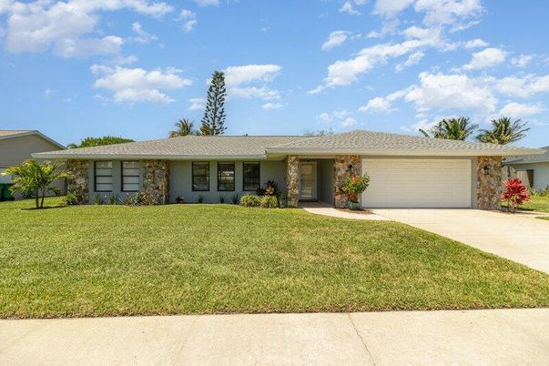 Attached, Exterior, Facade, Ranch