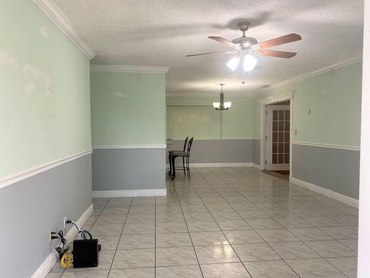 Empty room, Interior