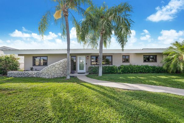 Backyard, Exterior, Facade, Ranch