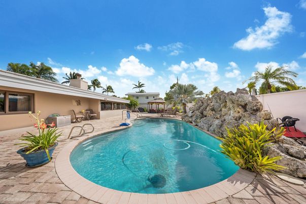 Exterior, Pool