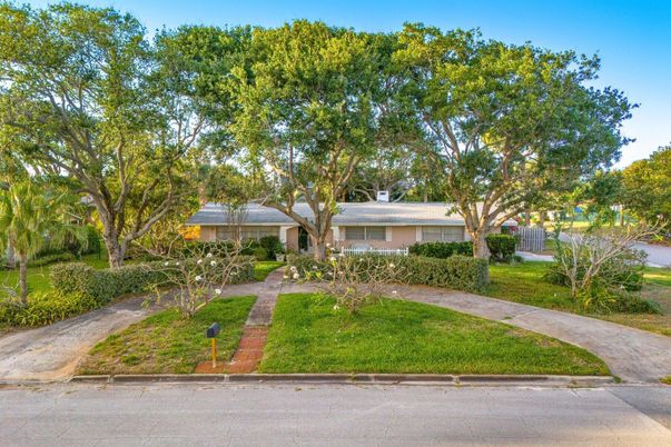 Exterior, Facade, Ranch