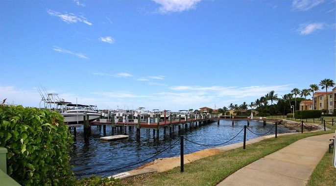 Exterior, Lake