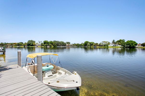 Exterior, Lake
