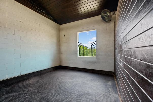 Empty room, Interior, Wooden Ceilings