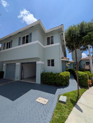 Attached, Exterior, Facade, Modern