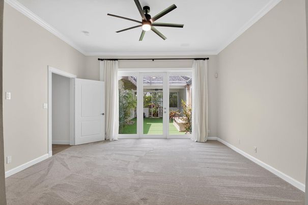 Empty room, Interior