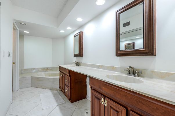 Bathroom, Dual Sink Vanities, Interior, Recessed Lighting