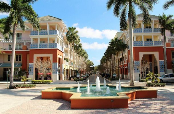 Exterior, Facade, Pool, Condo Building