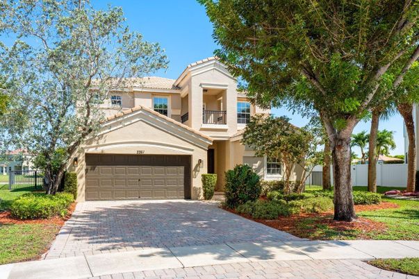 Attached, Exterior, Facade, Mediterranean