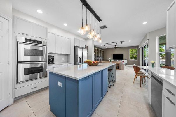 Dining room, Interior, Kitchen, Pendant Lights, Recessed Lighting, Stainless Steel Appliances
