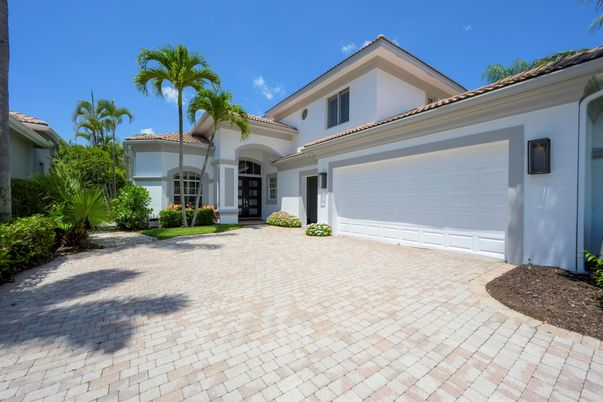 Attached, Exterior, Facade, Mediterranean