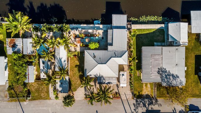 Exterior, Drone