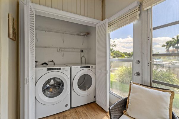 Interior, Washer, Wood Texture Flooring