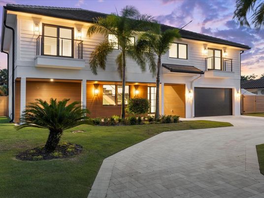 Attached, Backyard, Exterior, Facade, Modern