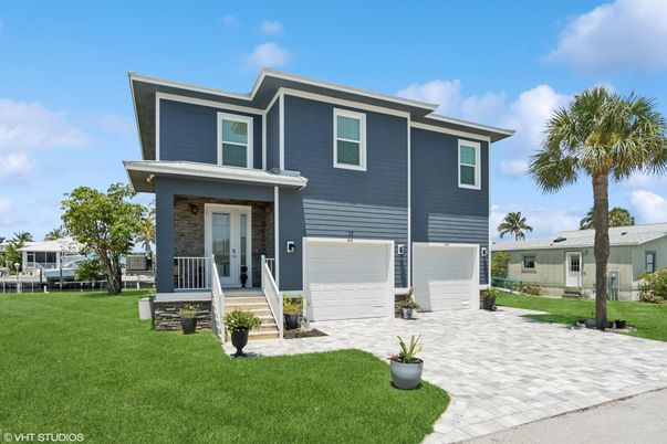 Attached, Exterior, Facade, Modern