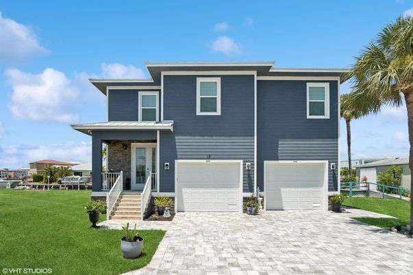 Attached, Exterior, Facade, Modern