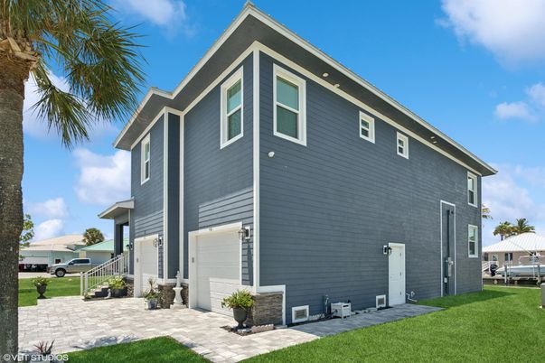 Attached, Exterior, Facade, American Craftsman
