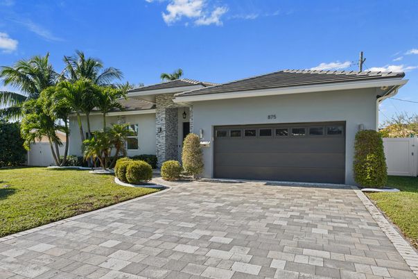 Attached, Exterior, Facade, Mediterranean