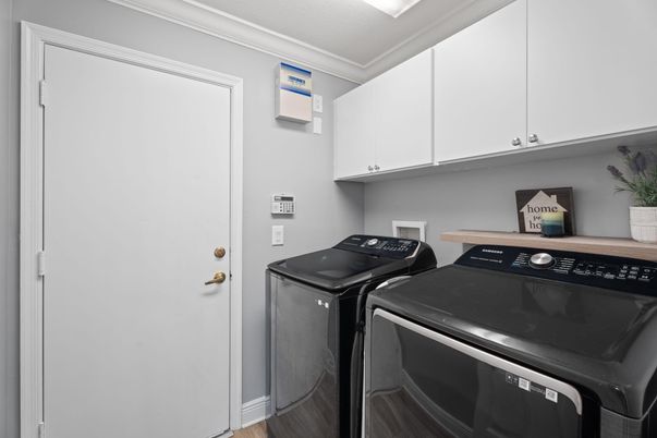 Interior, Washer, Wood Texture Flooring