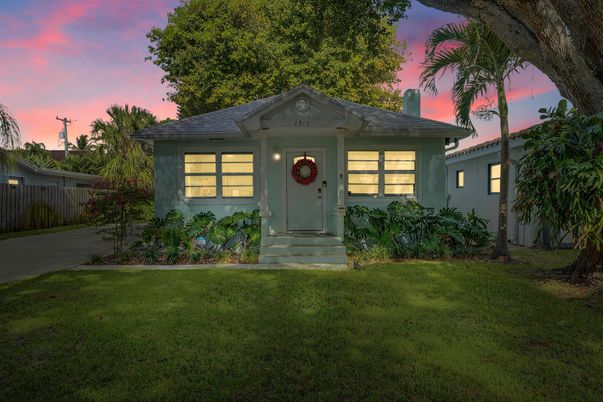 Backyard, Exterior, Facade, Ranch