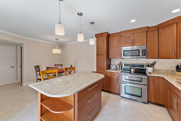 Dining room, Interior, Kitchen, Pendant Lights, Recessed Lighting, Stainless Steel Appliances
