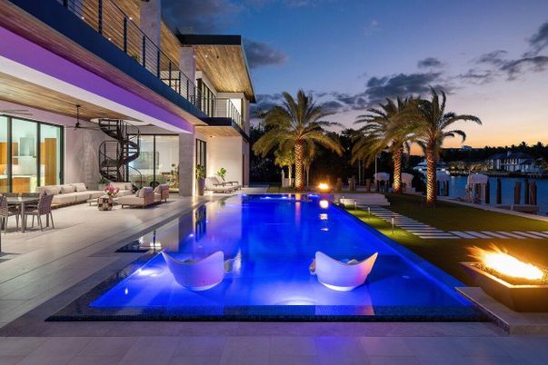 Exterior, Pool, Water