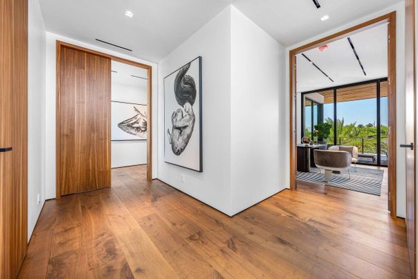 Interior, Recessed Lighting, Wood Texture Flooring