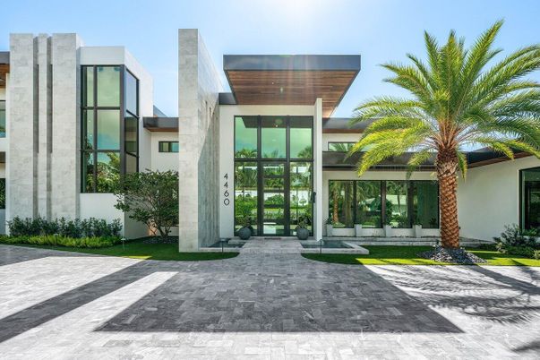 Exterior, Facade, Modern